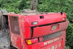 Xe khách rơi xuống vực sâu:1 người chết, 16 người bị thương