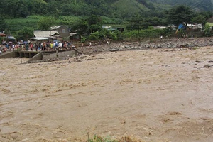 Em bé 4 tuổi bị lũ cuốn trôi