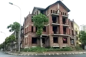 Hoảng hồn kim tiêm dính đầy máu trong biệt thự tiền tỉ bỏ hoang