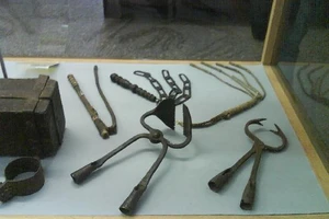 Đòi chia tay, cô gái bị người yêu bắt tự chọn đồ nghề để… ‘tra tấn’