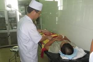 Đưa con đi thi, cha bị té lầu trọng thương