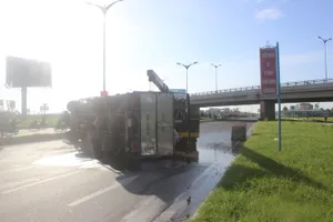 Xe chở hóa chất bị lật, giao thông ách tắc cả tiếng đồng hồ