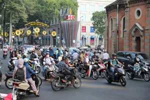 Trao ‘hiệp sĩ giao thông’ cho cụ bà 80 tuổi: Lợi bất cập hại!