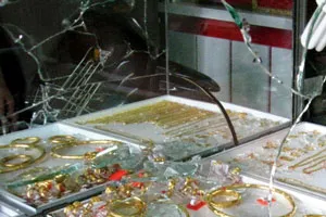 Trộm đột nhập tiệm vàng từ mái, 'khoắng' đi hàng tỉ đồng 