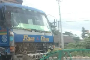 Tài xế ngủ gục, xe tải đâm nát dải phân cách