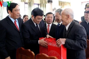 Chủ tịch nước tặng quà nhân ngày Thương binh Liệt sĩ 27-7