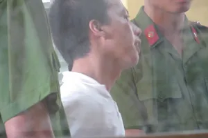 Bị cáo ra tòa ‘quậy tưng’, chửi thề, đạp đổ vành móng ngựa