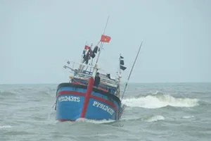 Tàu cá va chạm, 10 thuyền viên rơi xuống biển