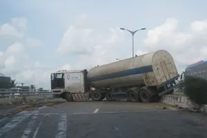 Ách tắc giao thông vì xe chở bồn oxy ‘phi' qua dải phân cách 