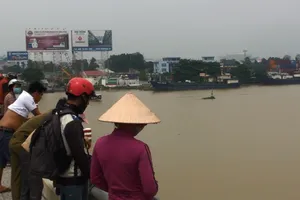 Bất lực nhìn một phụ nữ nhảy xuống sông tự vẫn