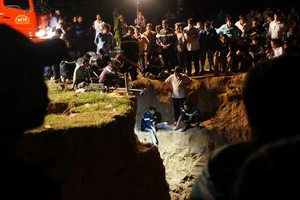 Hàng trăm chiến sĩ cứu hộ giải cứu bé gái lọt xuống giếng sâu 