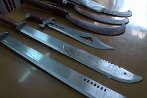 Nha Trang: Bắt nhóm thanh niên táo tợn chuyên đi cướp bằng mã tấu