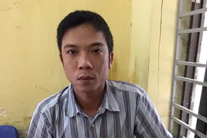 Dán ma túy bằng băng keo quanh 'súng' để qua mắt cảnh sát