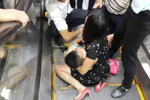 Hà Nội: Bé trai 3 tuổi bị kẹt chân ở thang cuốn 