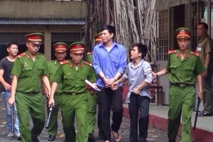 Truy sát đến tận nhà vệ sinh bằng xà beng đâm xuyên cửa