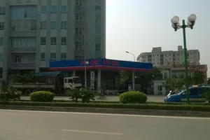 Hoảng loạn vì xe cẩu ‘đại náo’ cây xăng