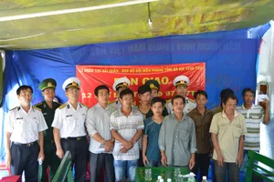 Đưa 12 ngư dân gặp nạn ở gần Trường Sa về bờ an toàn