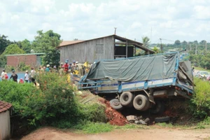 Xe chở phân bón mất thắng, 3 người thương vong 