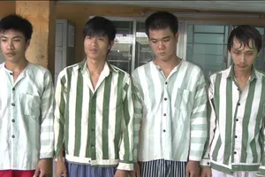 Kẹp cổ, quật xuống đất để... cướp điện thoại