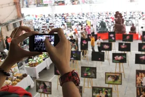 Chùm ảnh: Xúc động triển lãm ‘Khoảnh khắc bên mẹ’ mùa Vu Lan