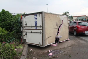 Xe tải lật nhào với tốc độ cao, 3 người thoát chết ngoạn mục 