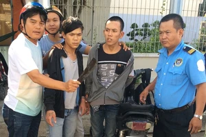 ‘Hiệp sĩ’ vây bắt tên cướp mang theo dao phay