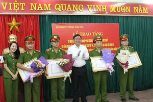 Vụ logo ‘xe vua’: Bộ GTVT khen thưởng Cục cảnh sát hình sự BCA