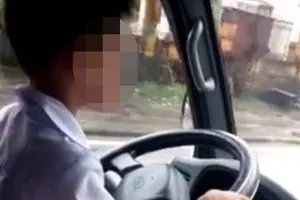 Để con trai 6 tuổi lái xe tải, bố bị phạt 3 triệu đồng