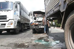 Hai vụ tai nạn ô tô tông liên hoàn khi chờ đèn đỏ