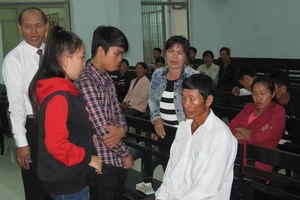 Chú cháu đánh nhau đổ máu vì... đống rơm