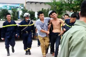 Giải cứu thanh niên ngồi vắt vẻo trên cửa sổ tầng... 21 chung cư