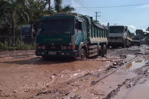 Chùm ảnh: Kêu trời vì ‘ổ voi’, ‘ổ trâu’ giữa đàng