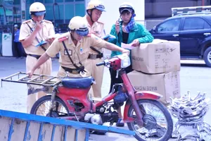 Chùm ảnh: TP.HCM đồng loạt ra quân gom xe ‘mù’ trên đường phố
