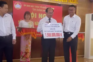 Trao hơn 8 tỉ đồng cho Quỹ vì người nghèo