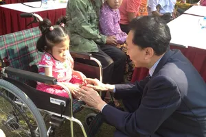 Cựu Thủ tướng Nhật Bản trao tặng 50 xe lăn ở Việt Nam 