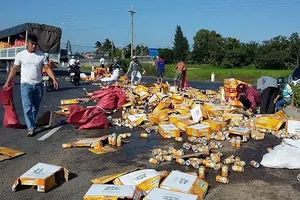 Dân giúp đỡ gom hàng ngàn lon nước ngọt bị rơi xuống đường