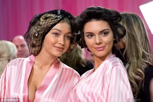 Hậu trường nóng bỏng ở Victoria's Secret Show 2015