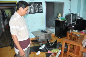 Nhóm thanh niên xông vào nhà đập phá và 'bắt cóc' bé gái bốn tuổi