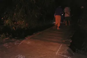 Qua cầu tạm, một người rơi xuống suối tử vong