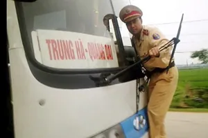 Diễn đàn: Bạn nghĩ gì về việc CSGT nhảy lên nắp capô?