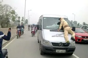 'Tài xế cố tình tông mà không nhảy lên capo thì tiêu mạng à?'