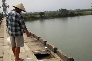 Ba mẹ con chạy xe máy rơi xuống sông, mẹ tử vong