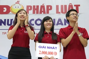 Đội trường ĐH Kinh tế TP.HCM đạt giải nhất cuộc thi ‘Chai nước có gián’