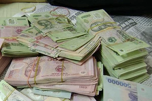 Vận chuyển trái phép 5 tỉ đồng qua biên giới