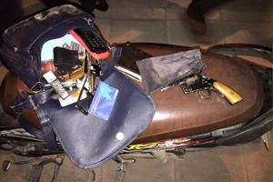 Bị công an phát hiện mang theo súng, đạn vì... đeo túi xách nữ