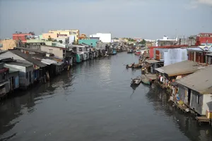 Lấy đề thi ‘dụ’ hôn... học sinh, thầy giáo bị đuổi việc