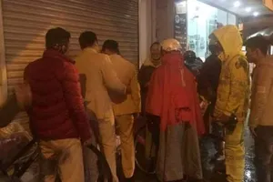 Cảnh sát giao thông tặng chăn ấm cho dân trong đêm lạnh