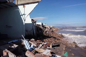 Sóng lớn giật sập 53 căn nhà, hàng chục gia đình trắng tay cận tết