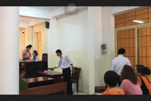 Phản đối tòa, luật sư… xách cặp ra về