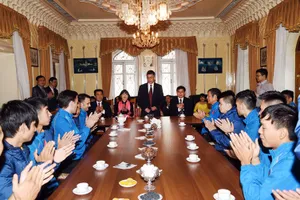 Tuyển Futsal thăm Đại Sứ quán Việt Nam tại Tashkent